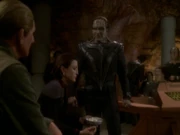 Die Cardassianer versuchen Commander Kira zu provozieren