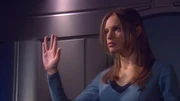 T'Pol macht den vulkanischen Gruß.