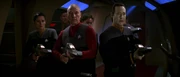 Picard kämpft gegen die Borg-Drohnen.