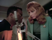 Beverly Crusher führt einen Resonanz-Gewebe-Scan bei Geordi La Forge durch.
