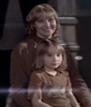 Die junge Bernadette Fuller und ihre Mutter Vera
