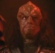 Teniente klingon en 2365.