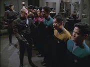 Les Devores, fouillant Voyager à la recherche de télépathes.