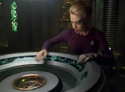 Seven of Nine se prépare à retirer une bobine de transdistorsion