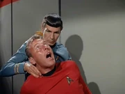 Spock appose par surprise une prise vulcaine classique sur un des hommes en rouge de l'équipage