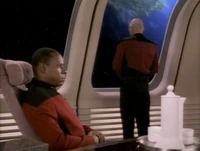 Sisko wordt gebriefd door Captain Picard.