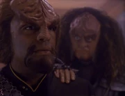 Worf en Gowron in 2372