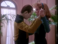 Crusher leert Data om te dansen.