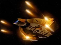 De Defiant vuurt haar puls phaser kanonnen.