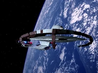 De Enterprise ligt aangemeerd bij het Aarde Station McKinley.