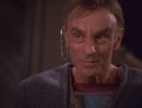 Dukat als Anjohl Tennan.