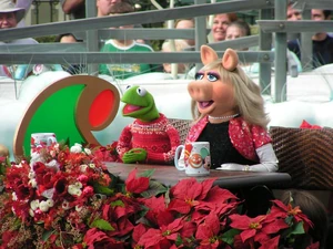Kermit and Piggy share hosting duties