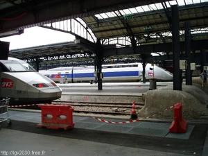 TGV Réseau en livrée "Lacroix" au premier plan et TGV POS au second plan en gare de Paris-Est (c) LGV2030 