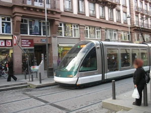 Rame Eurotram circulant sur la ligne D en direction d'Aristide Briand à quai à la station Langstross - Grand'Rue.