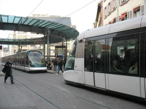 Station Homme de Fer. Eurotram circulant sur la ligne D vers Rotonde à quai et Citadis circulant sur la ligne A vers Hautepierre-Maillon entrant en station.