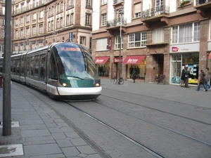 Rame Eurotram circulant sur la ligne A en direction d'Illkirch-Lixenbuhl, près de la station Langstross - Grand'Rue.