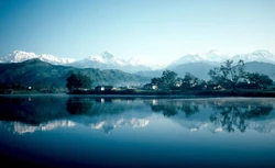 Lacul Adeli şi Vârful Alb în spate