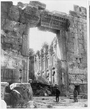 Храма 180px-Temple_of_Jupiter,_Baalbek,_(PD)