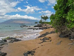 Kihei beach, in the background: West Maui Volcano, Hawaii.