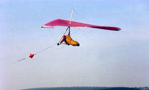 Un deltaplane décollant à l'aide d'un treuil