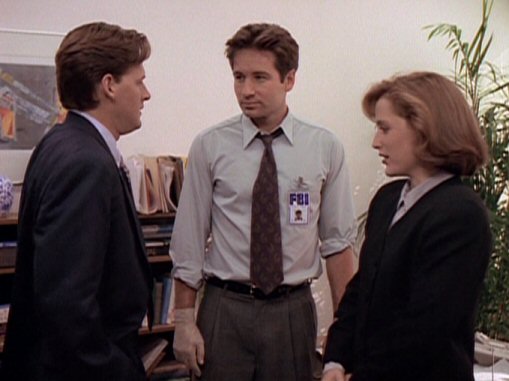 Tom_Colton_with_Fox_Mulder_and_Dana_Scully.jpg